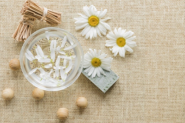 camomiles-glass-with-camomile-petals_23-2147677862